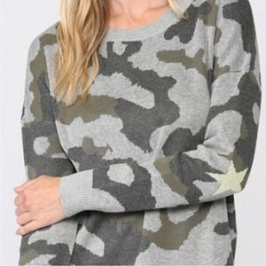 EVEREVE Fate Gray and Green Camouflage Sweater Star elbow accents - small